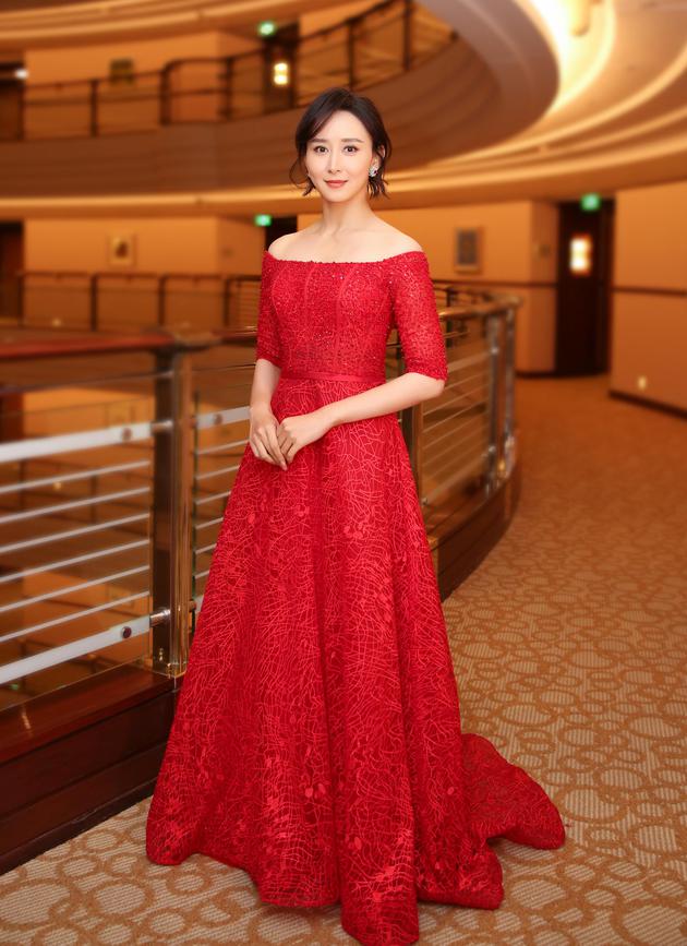 胡静身着大红色蕾丝礼服亮相第23届上海电视节
