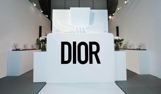 全新Miss Dior 迪奥小姐香水产品展示区域