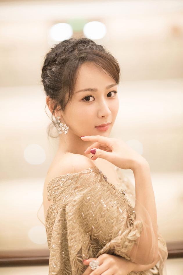 杨紫出席第23届上海电视节颁奖典礼