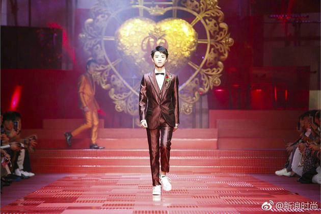 王俊凯为Dolce&Gabbana走秀，并担任开秀模特