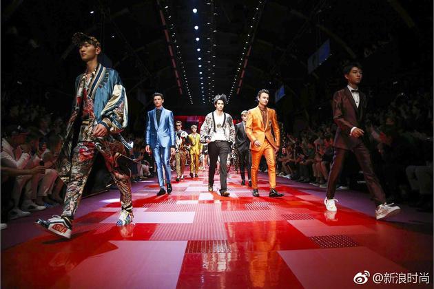 王俊凯为Dolce&Gabbana走秀，并领衔众模特为T台秀闭幕。