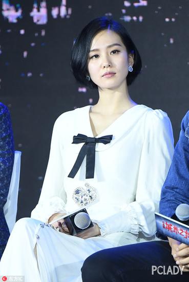 连坐姿都如此端庄,从来不会弯腰驼背