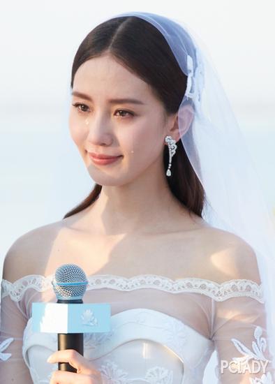 诗诗结婚时那套婚纱照穿在她身上真是惊艳,“天鹅颈”功不可没