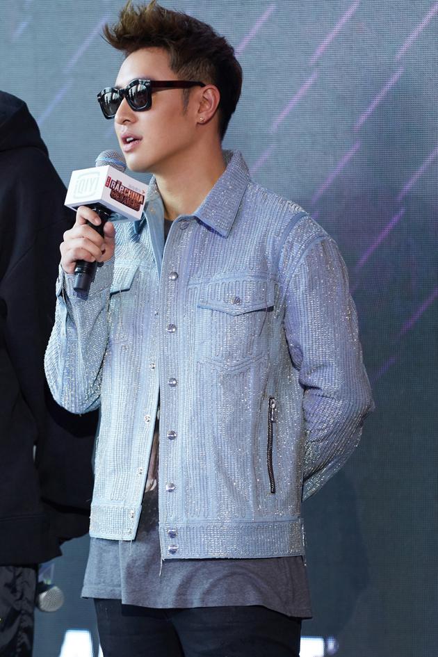 明星爱大牌:潘玮柏夏日酷爽搭配尽显型男本色