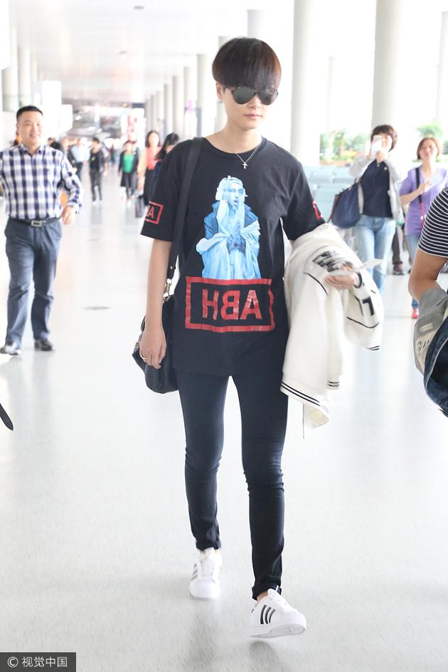 李宇春酷黑亮相机场 人像T恤个性十足
