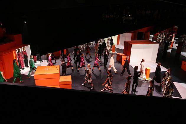 10 艺术家Jean-Paul Goude,以爱马仕女装艺术总监Nadège Vanhée-Cybulski所设计的2017年秋冬系列为灵感,为本场活动特别设计的舞步,大胆张扬的廓形,点缀以低调的设计细节、缰辔和绑带造型装饰。