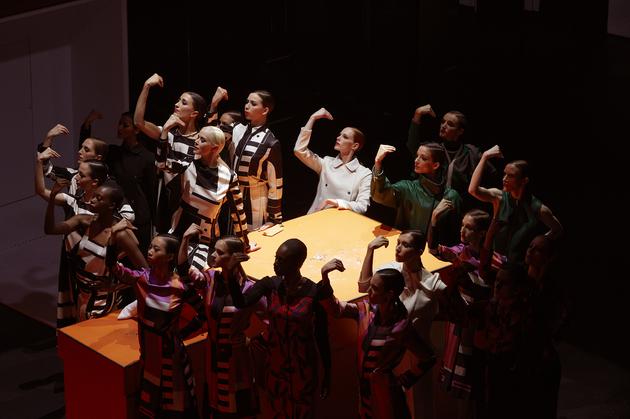 9 Jean-Paul Goude԰ŮװܼNadge Vanhe-CybulskiƵ2017ﶬϵΪУΪεرƵ貽ҹŵΣ׺Ե͵ϸڡκͰװꡣ