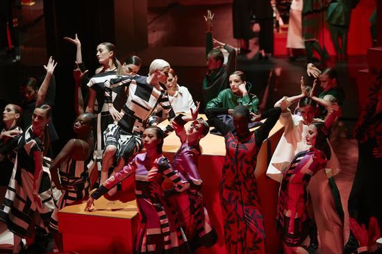 8 艺术家Jean-Paul Goude,以爱马仕女装艺术总监Nadège Vanhée-Cybulski所设计的2017年秋冬系列为灵感,为本场活动特别设计的舞步,大胆张扬的廓形,点缀以低调的设计细节、缰辔和绑带造型装饰。