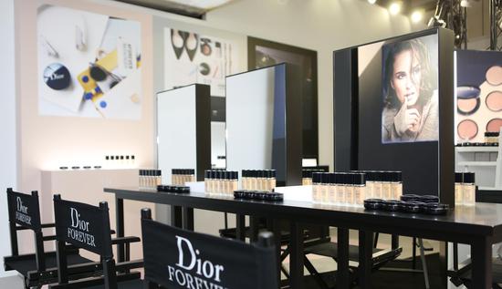 Dior迪奥凝脂恒久系列产品展示区域