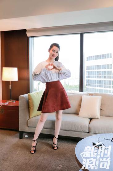 李沁刺绣衬衫配短裙，出席活动【图】-全球纺织网资讯中心