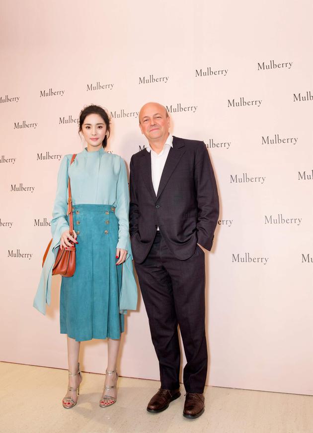 杨幂与Mulberry Global CEO Thierry Andretta合影