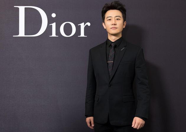 黄轩身穿Dior2017秋冬系列黑色套装，以Dior中国区大使身份亮相品牌2018春夏男装大秀。