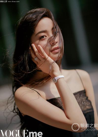 欧阳娜娜佩戴香奈儿J12系列腕表（图片来源于VogueMe）