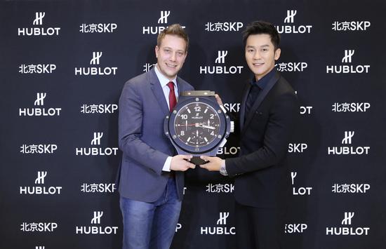 宇舶表大中华区总经理路易·比弗(Loic Biver)向李晨赠送礼物