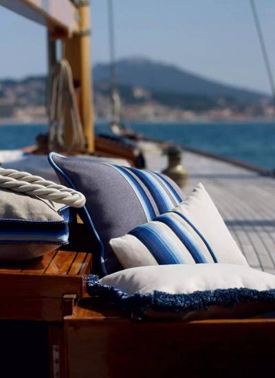 坐垫来自 Riviera 系列边饰（Houle s）。