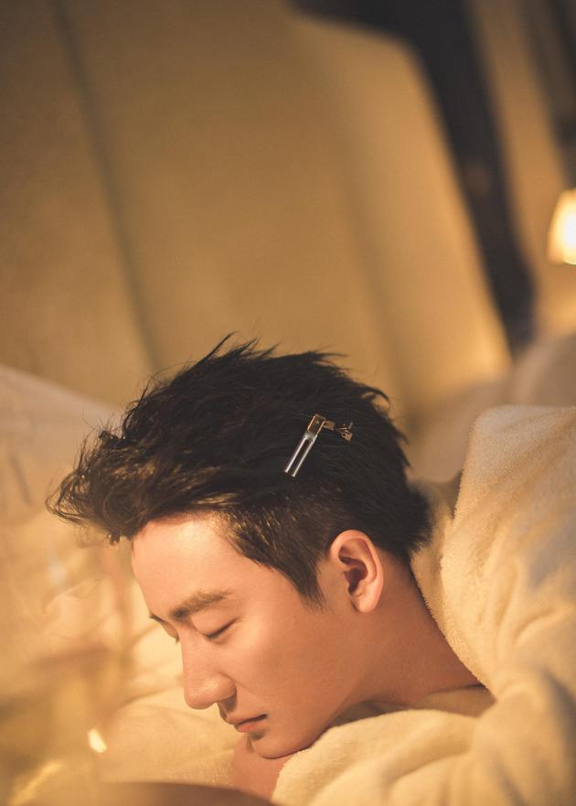 黄轩于书香和酒气中展现自己真我的桀骜风采|