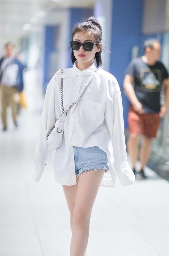 马思纯衬衫配牛仔清爽十足