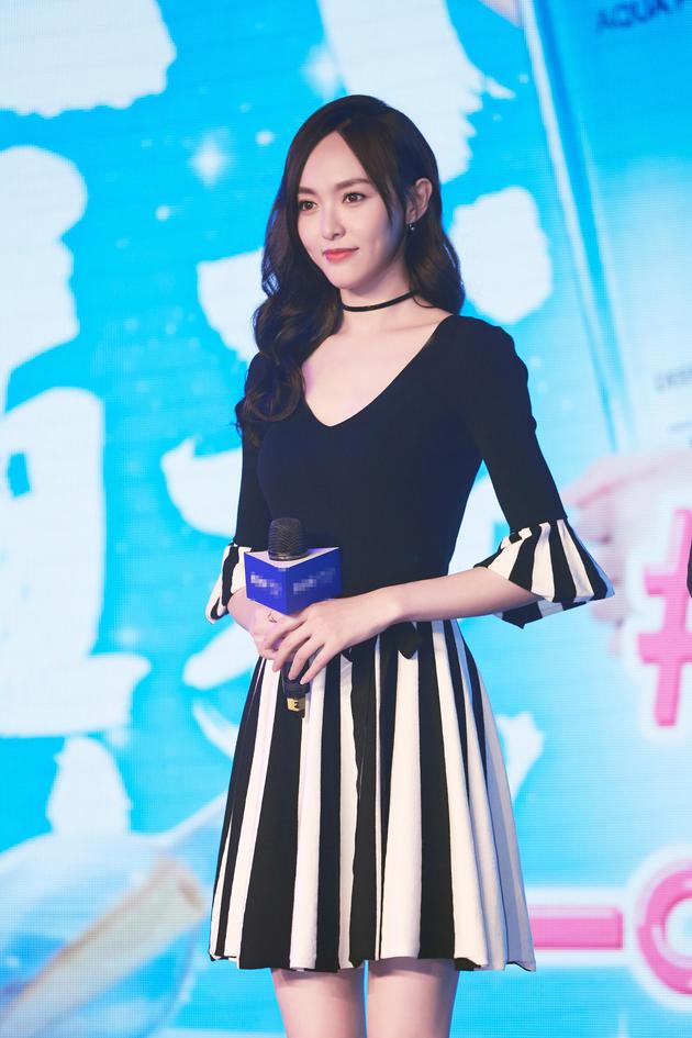 明星爱大牌:唐嫣穿条纹短裙上演“美腿杀”|唐嫣|美腿|短裙_新浪时尚