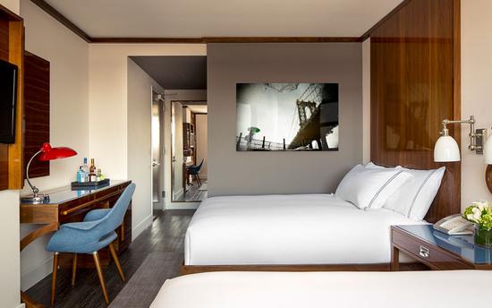 光泽饱满的胡桃木镶板和极具气质的酒店房间