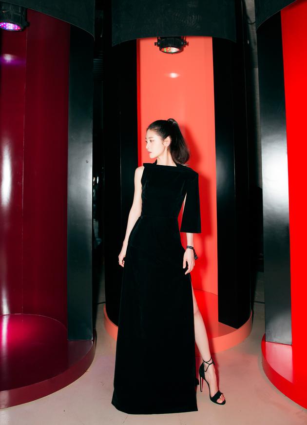 张碧晨示范天鹅绒的霸气穿法