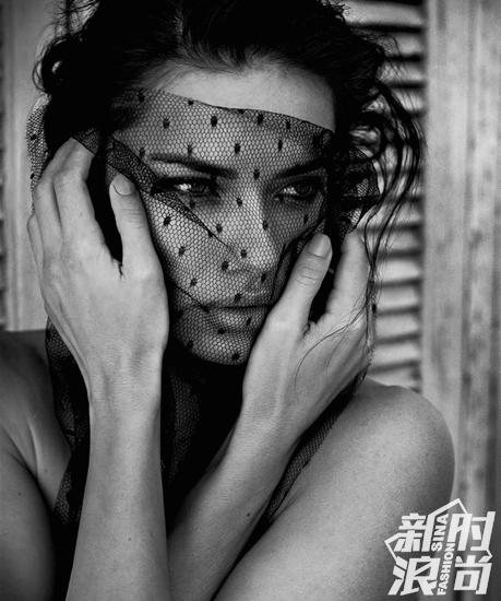 维密天使利马黑白大片一个人的海边假期