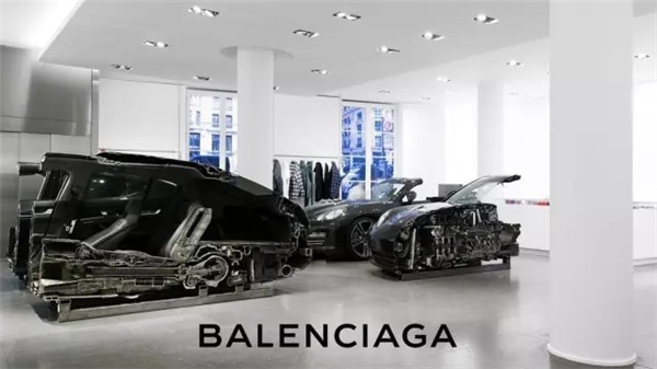 目前二楼与Balenciaga的合作将保时捷切开的画面