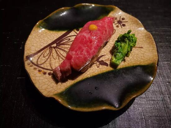 东京牛肉料理店的和牛寿司/阔夫塔