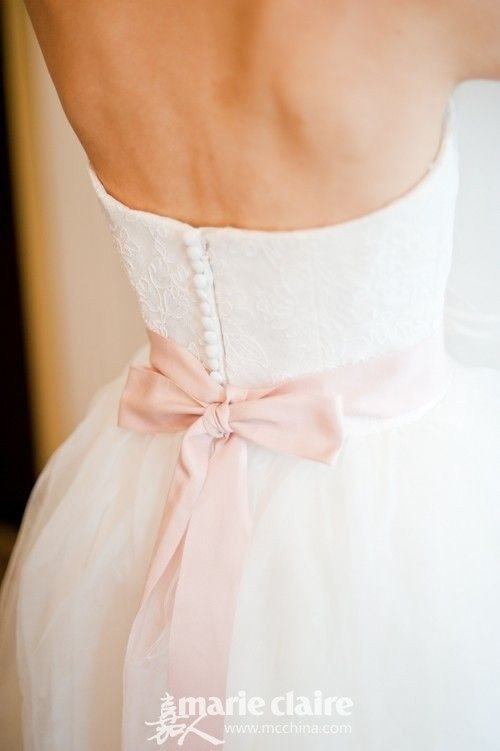 一条粉色的绸带就能让整个look更少女