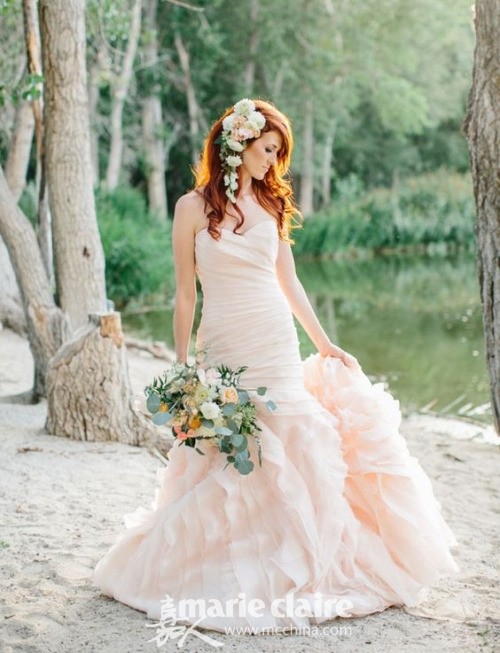 或者干脆整件婚纱都是嫩嫩的粉色也是不错的选择呢！