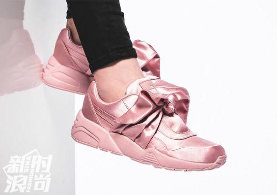 粉色的Puma Fenty丝绸打结运动鞋