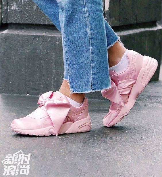 粉色的Puma Fenty丝绸打结运动鞋