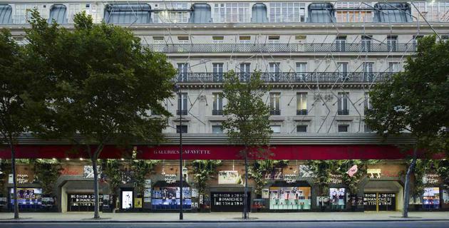 Prada在巴黎著名百货公司老佛爷百货（Galeries Lafayette）推出特殊橱窗陈列