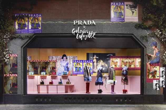 Prada在巴黎著名百货公司老佛爷百货（Galeries Lafayette）推出特殊橱窗陈列