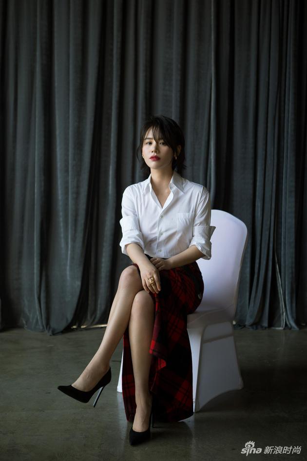 明星爱大牌:马思纯白衬衫配格纹紧身裙女人味