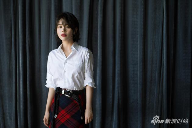 明星爱大牌:马思纯白衬衫配格纹紧身裙女人味