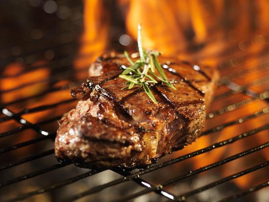 荣尊1893精心烹制上好澳洲安格斯牛肉，成就特别的肉质及口感。
