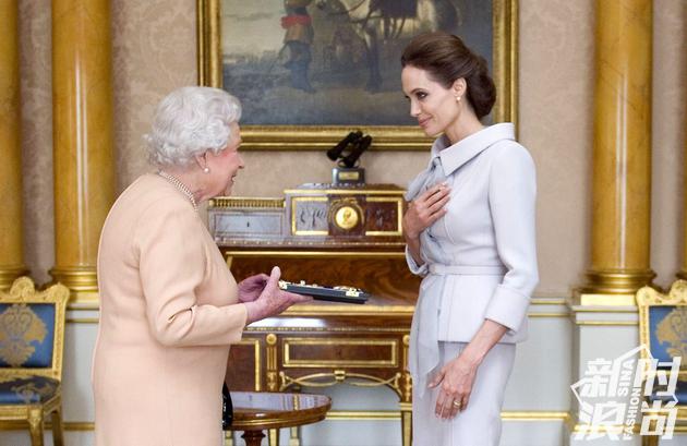 2014年，安吉丽娜-朱莉身穿Ralph & Russo礼服，接受英国女王颁圣米迦勒及圣乔治勋章