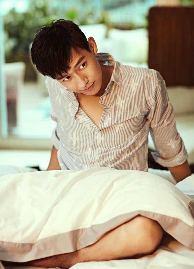 明星爱大牌:小河神李现穿条纹衬衫演绎慵懒男友风|李现|男友风|慵懒范儿_新浪时尚_新浪网