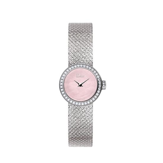 Dior La D de Dior Satin系列高级腕表，19毫米款 精钢、钻石和粉色珍珠母贝，图片来源于品牌