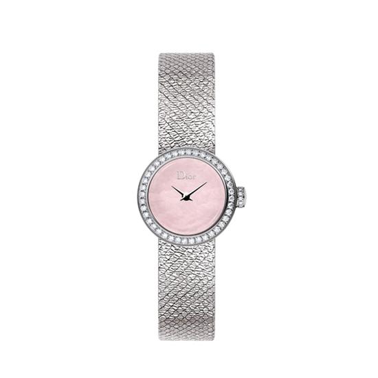 Dior La D de Dior Satin系列高级腕表,19毫米款 精钢、钻石和粉色珍珠母贝,图片来源于品牌