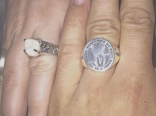 不光女方得到了一枚智齿打造的订婚戒指,男方也有
