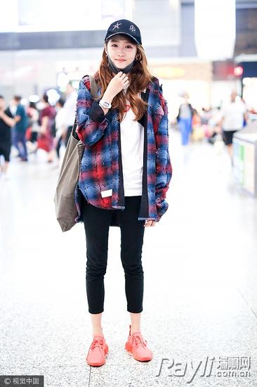 关晓彤示范九分裤配平底鞋也能打造大长腿 - 来