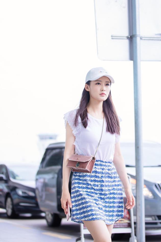 明星爱大牌:李沁清新范现身机场 印花短裙大秀美腿|李沁|秀美腿|短裙_新浪时尚_新浪网