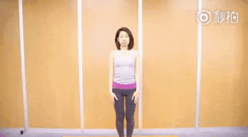 Step4:双手举过头顶并将双手十指相扣。