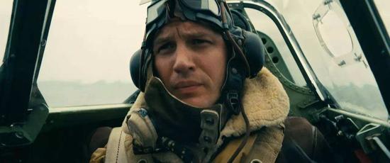 演员汤姆·哈迪 (Tom Hardy) 饰演的一名英国皇家空军飞行员腕间佩戴的欧米茄也在执行任务中扮演了很重要的角色。