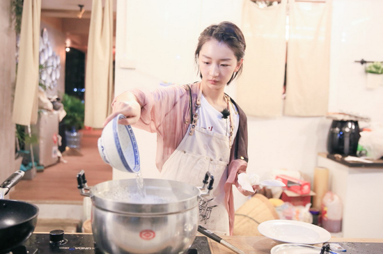 《中餐厅》周冬雨小身板挂不住衣服