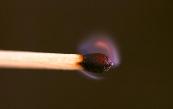 还原味的表现形式之一：点燃的火柴 图片来源：nipic.com