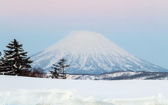 冬季里很长一段时间，北海道都覆盖着厚厚的积雪 图片来源：travelandleisure.com