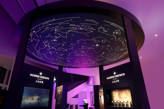 　　由巴黎天文台推算得出的1755年9月17日江诗丹顿诞生日当晚日内瓦上空的星空图，与展厅内的天文复杂功能熠熠辉映