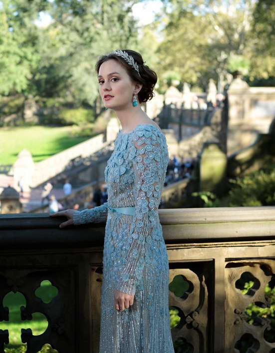 Blair在第六季穿水蓝色的连衣裙配发夹